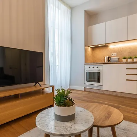 Upscale & Trendy Flat In The Center *