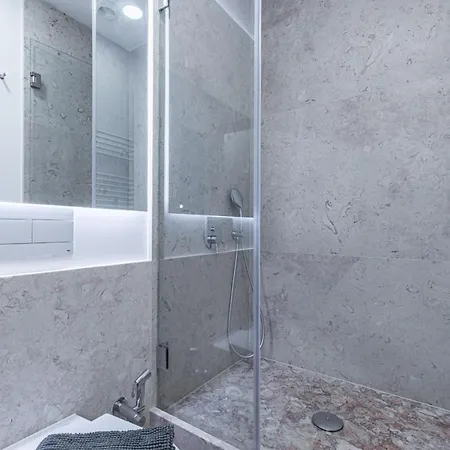 Upscale & Trendy Flat In The Center By Lovelystay Apartment